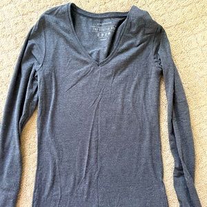 Long-sleeve stretchy v-neck shirts (2-pack)
